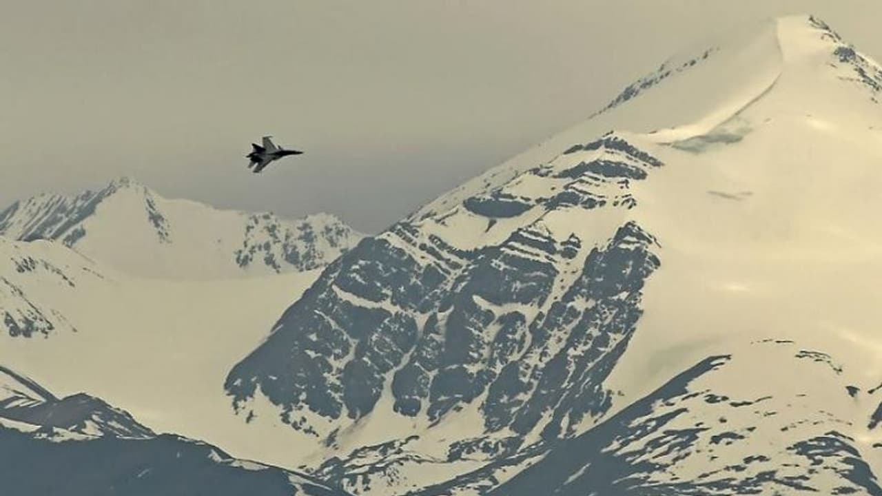 चीन ने चली चिढ़ाने वाली चाल, LAC के पास उड़ाया लड़ाकू विमान, एक्टिव हुई भारतीय वायु सेना तो बचकर भागे चीन ने चली चिढ़ाने वाली चाल, LAC के पास उड़ाया लड़ाकू विमान, एक्टिव हुई भारतीय वायु सेना तो बचकर भागे