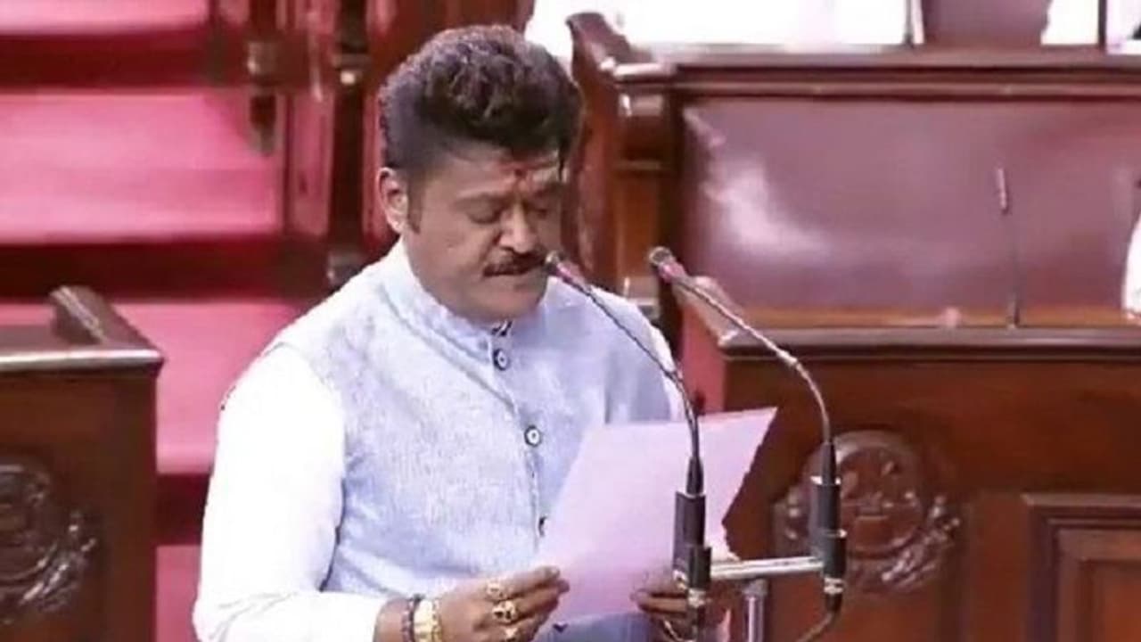 ರಾಯರ ಹೆಸರಲ್ಲಿ ಕನ್ನಡಲ್ಲಿಯೇ ಪ್ರಮಾಣ ವಚನ ಸ್ವೀಕರಿಸಿದ ಜಗ್ಗೇಶ್ ರಾಯರ ಹೆಸರಲ್ಲಿ ಕನ್ನಡಲ್ಲಿಯೇ ಪ್ರಮಾಣ ವಚನ ಸ್ವೀಕರಿಸಿದ ಜಗ್ಗೇಶ್