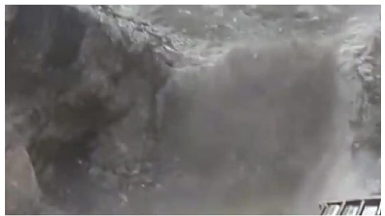  അമര്‍നാഥില്‍ മേഘ വിസ്ഫോടനം: ഗുഹാ ക്ഷേത്രത്തിന് സമീപം വെള്ളപ്പൊക്കം, 5 മരണം