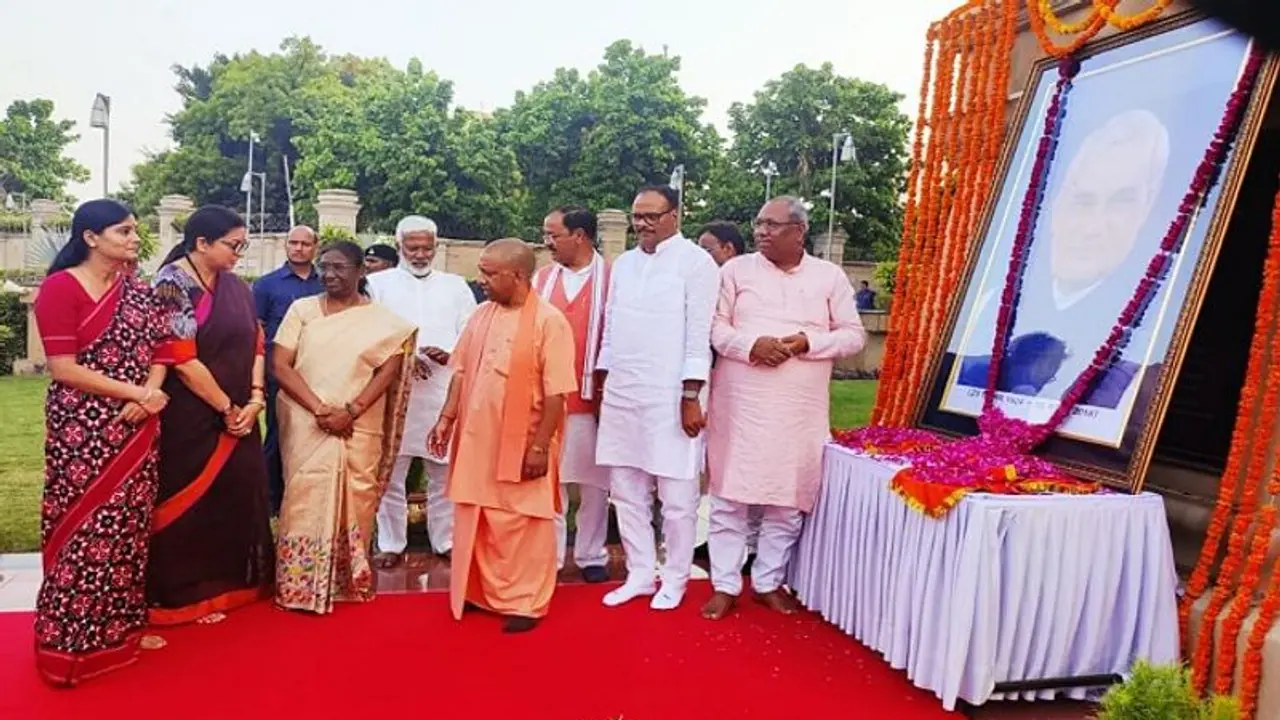 एनडीए राष्ट्रपति उम्मीदवार द्रौपदी मुर्मू पहुंचीं लखनऊ, सीएम योगी समेत इन नेताओं ने किया स्वागत एनडीए राष्ट्रपति उम्मीदवार द्रौपदी मुर्मू पहुंचीं लखनऊ, सीएम योगी समेत इन नेताओं ने किया स्वागत