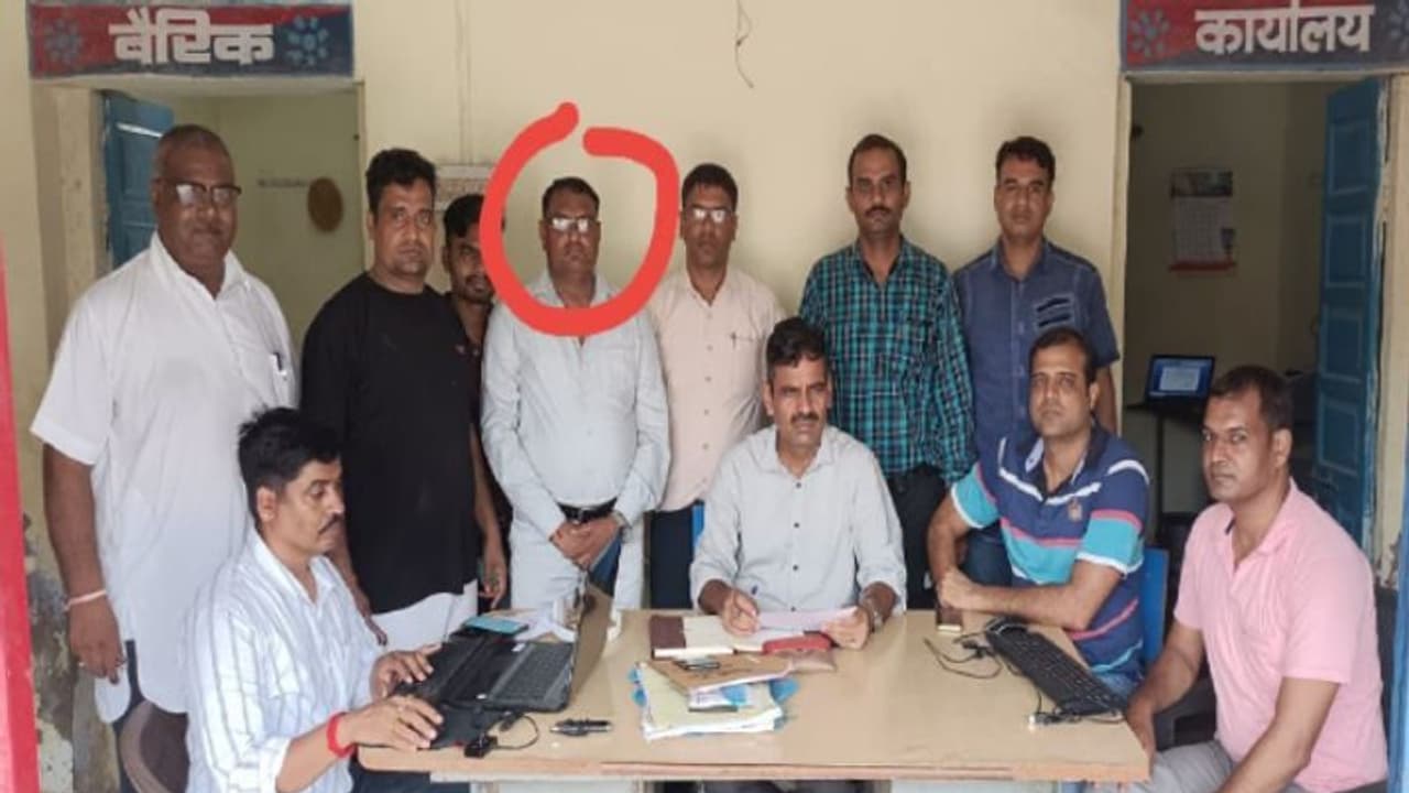 राजस्थान में खाकी शर्मसार : छेड़छाड़ के नाबालिग आरोपी को झूठे केस फंसाने की धमकी देकर मांगी 1.5 लाख की रिश्वत राजस्थान में खाकी शर्मसार : छेड़छाड़ के नाबालिग आरोपी को झूठे केस फंसाने की धमकी देकर मांगी 1.5 लाख की रिश्वत