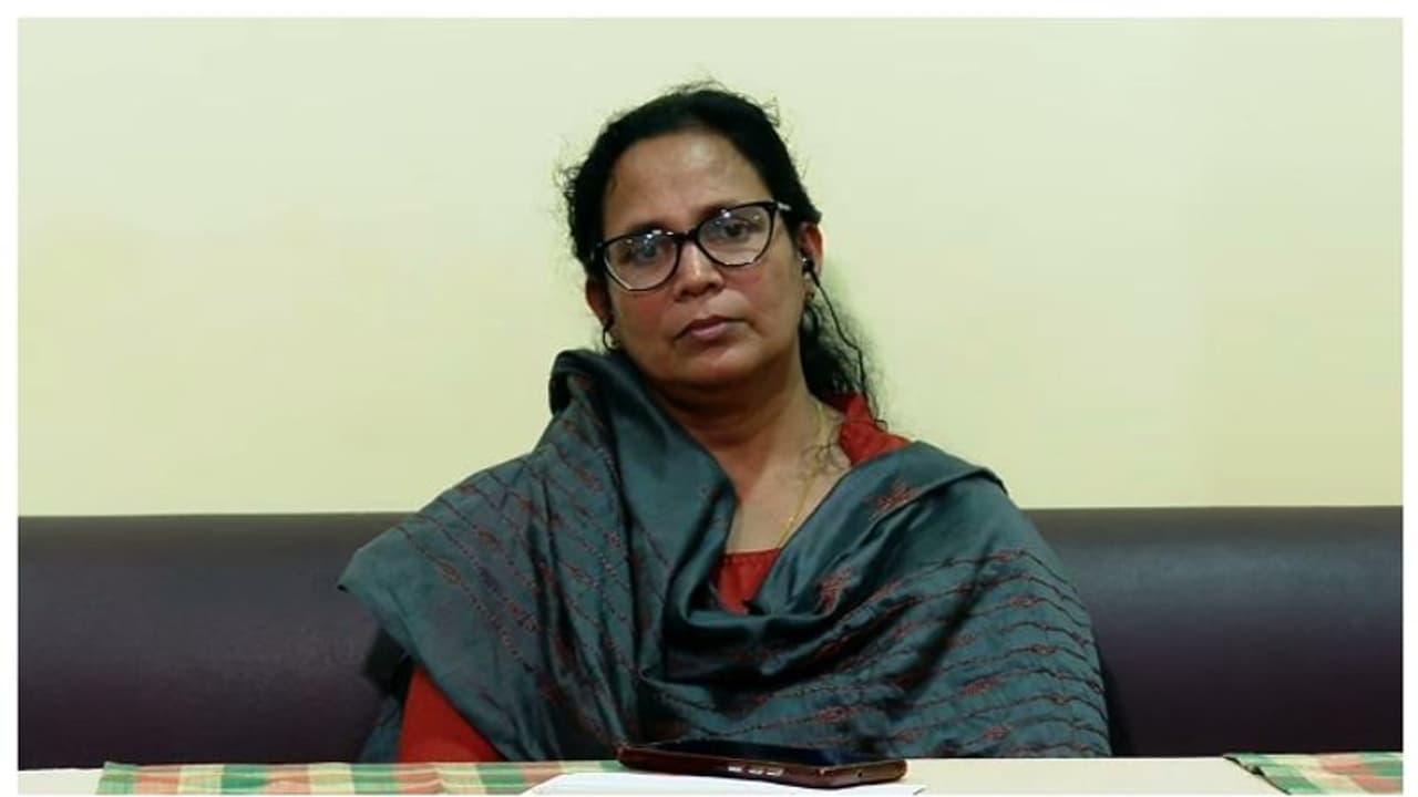 'കമ്മ്യൂണിസ്റ്റ് രാഷ്ട്രീയം പഠിപ്പിക്കാന് കരീം വളര്ന്നിട്ടില്ല', കരീമിന്റെ ചരിത്രം പറയിപ്പിക്കരുതെന്ന് രമ 'കമ്മ്യൂണിസ്റ്റ് രാഷ്ട്രീയം പഠിപ്പിക്കാന് കരീം വളര്ന്നിട്ടില്ല', കരീമിന്റെ ചരിത്രം പറയിപ്പിക്കരുതെന്ന് രമ