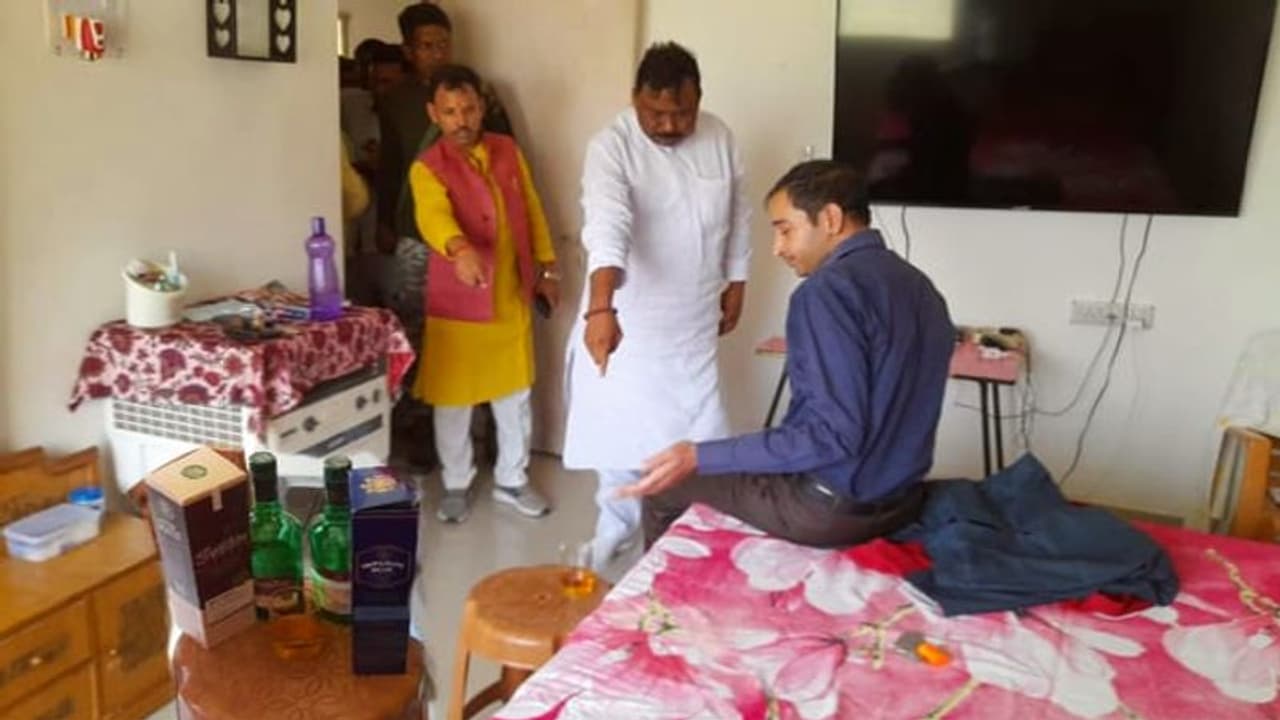 मनातू प्रखंड के बीडीओ को ड्यूटी के समय घर पर शराब पीते MLA ने पकड़ा, कार्यकर्ताओं ने किया बवाल मनातू प्रखंड के बीडीओ को ड्यूटी के समय घर पर शराब पीते MLA ने पकड़ा, कार्यकर्ताओं ने किया बवाल