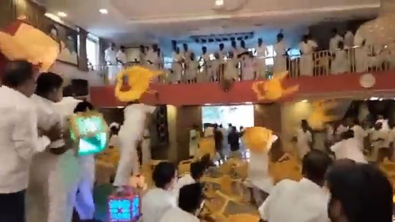 கலவரமாக மாறிய அதிமுக ஆலோசனை கூட்டம்… தூக்கி வீசப்பட்ட நாற்காலிகள்… 3 பேருக்கு மண்டை உடைப்பு!!