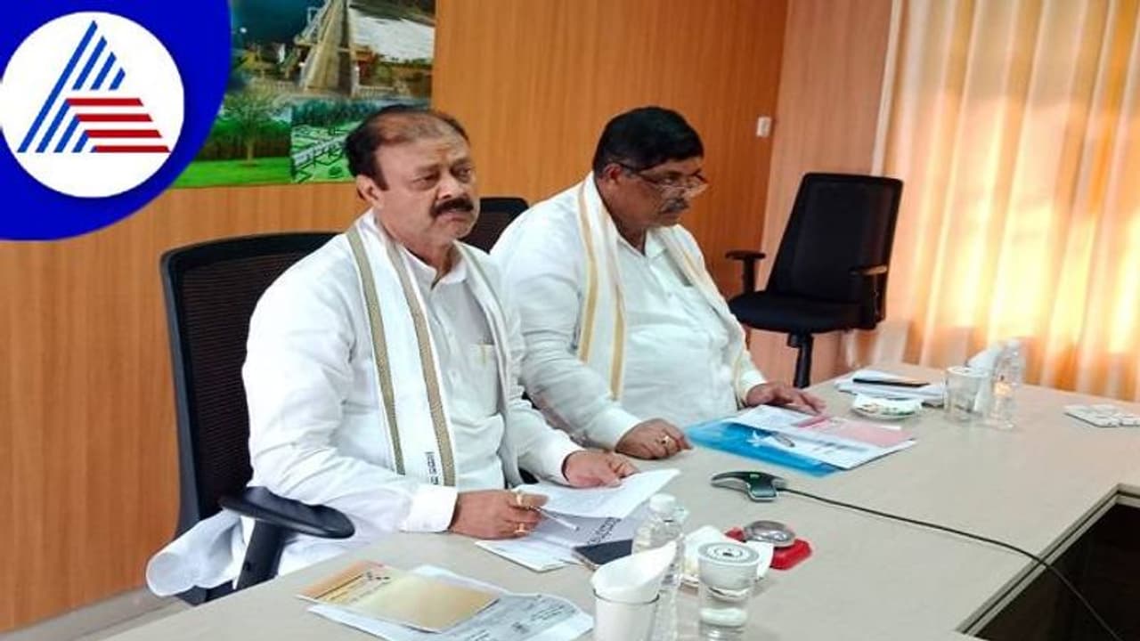 ಮಳೆ ಹಾನಿ: ಸಿಎಂ ಬೊಮ್ಮಾಯಿಗೆ ಮಾಹಿತಿ ನೀಡಿದ ಜಿಲ್ಲಾ ಉಸ್ತುವಾರಿ ಸಚಿವರು ಮಳೆ ಹಾನಿ: ಸಿಎಂ ಬೊಮ್ಮಾಯಿಗೆ ಮಾಹಿತಿ ನೀಡಿದ ಜಿಲ್ಲಾ ಉಸ್ತುವಾರಿ ಸಚಿವರು