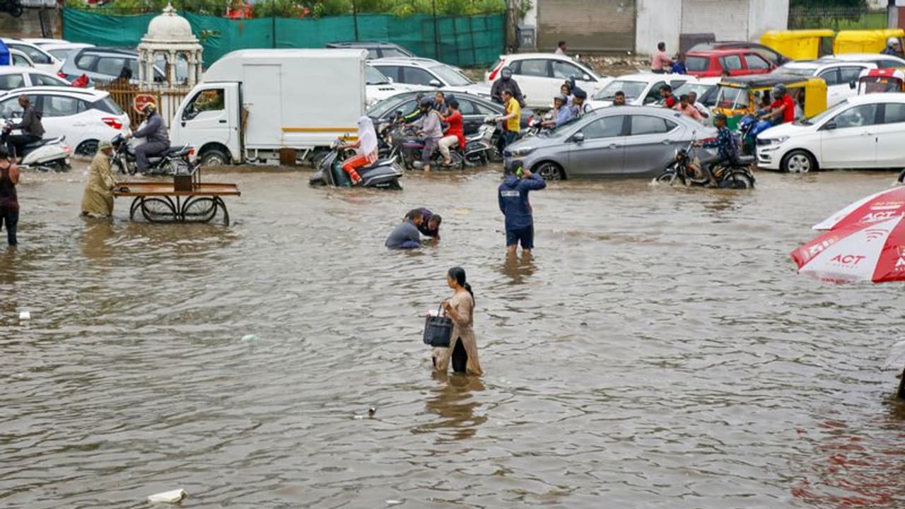 Monsoon Alert:देश के अधिकांश राज्यों में बारिश का दौर, कई जगहों पर भारी बारिश का अलर्ट, पढ़िए पूरी डिटेल्स? Monsoon Alert:देश के अधिकांश राज्यों में बारिश का दौर, कई जगहों पर भारी बारिश का अलर्ट, पढ़िए पूरी डिटेल्स?