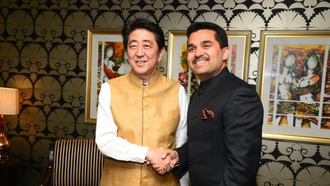 ഷിൻസോ ആബെ നെഞ്ചേറ്റിയ സുവര്ണ്ണ നിറമുള്ള നെഹ്റു ജാക്കറ്റ് ഷിൻസോ ആബെ നെഞ്ചേറ്റിയ സുവര്ണ്ണ നിറമുള്ള നെഹ്റു ജാക്കറ്റ്