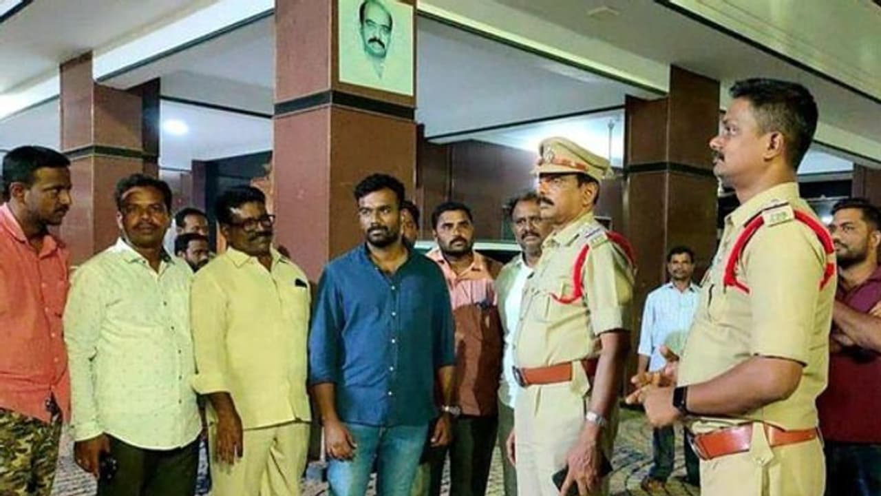 పరిటాల శ్రీరామ్‌ ఇంటి వద్ద భారీగా మోహరించిన పోలీసులు.. తీవ్ర ఉద్రిక్తత.. 