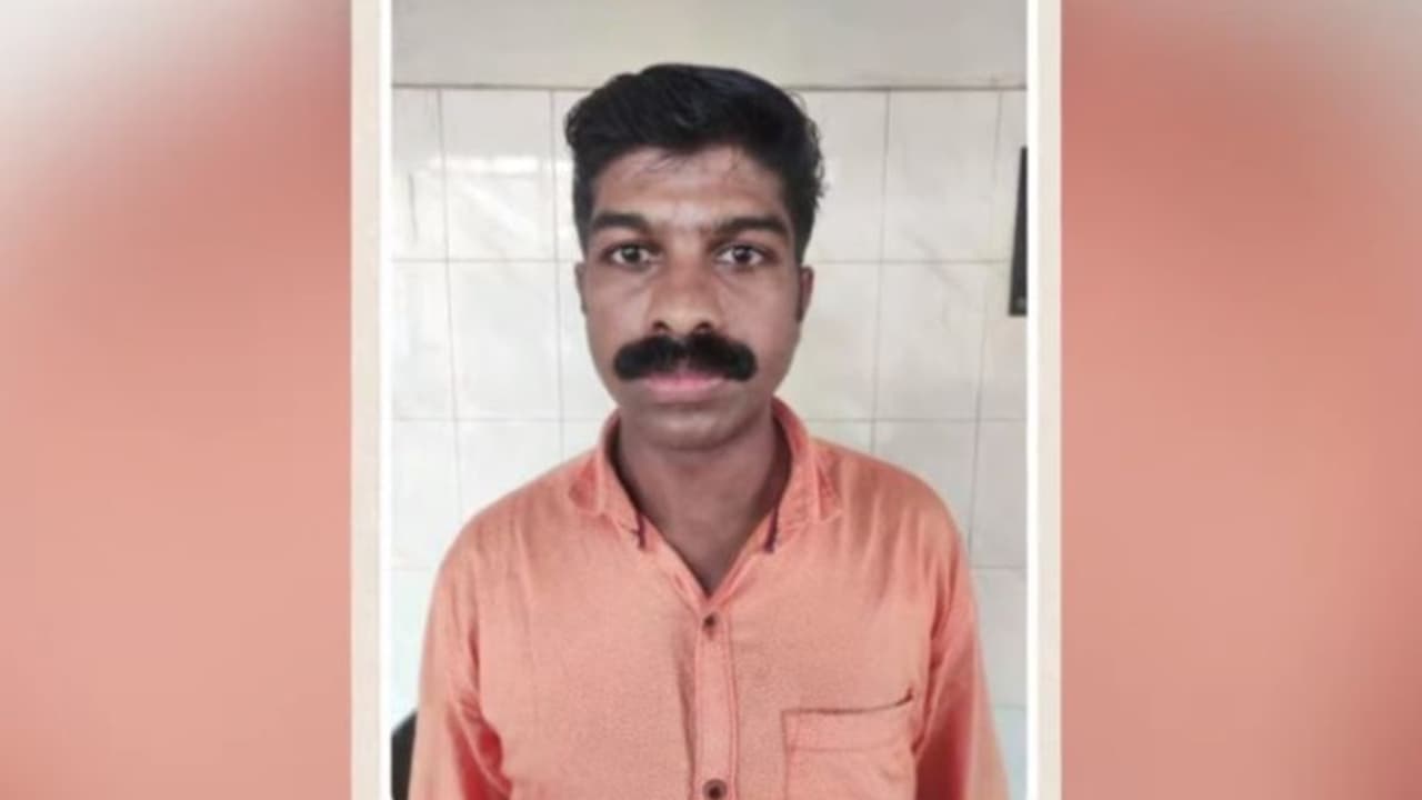 ജയിൽ ചാടിയ കൊലക്കേസ് പ്രതി വീട്ടിലെത്തി, നാട്ടുകാർ കണ്ടു; രക്ഷപ്പെട്ട് ഓടിയ പ്രതിയെ ഓടിച്ചിട്ട് പിടിച്ചു ജയിൽ ചാടിയ കൊലക്കേസ് പ്രതി വീട്ടിലെത്തി, നാട്ടുകാർ കണ്ടു; രക്ഷപ്പെട്ട് ഓടിയ പ്രതിയെ ഓടിച്ചിട്ട് പിടിച്ചു