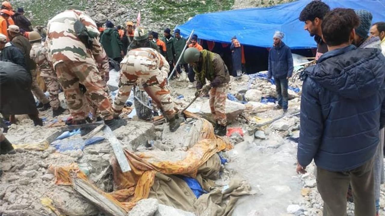 అమర్నాథ్ విషాదం.. ఏపీ నుంచి యాత్రకు వెళ్లిన ఇద్దరు మహిళలు మృతి..! అమర్నాథ్ విషాదం.. ఏపీ నుంచి యాత్రకు వెళ్లిన ఇద్దరు మహిళలు మృతి..!