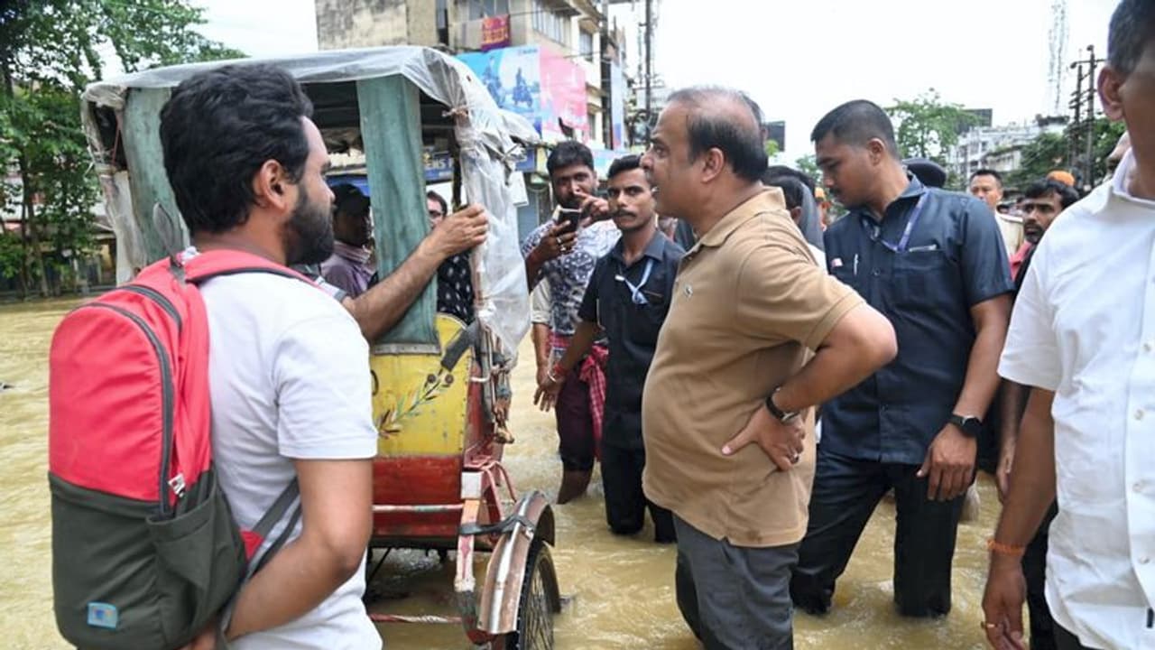 Assam floods: बाढ़ में खड़े CM की ये तस्वीर बयां कर रही कि असम ने कितना कुछ खोया, 40 हजार घर सत्यानाश हो गए Assam floods: बाढ़ में खड़े CM की ये तस्वीर बयां कर रही कि असम ने कितना कुछ खोया, 40 हजार घर सत्यानाश हो गए