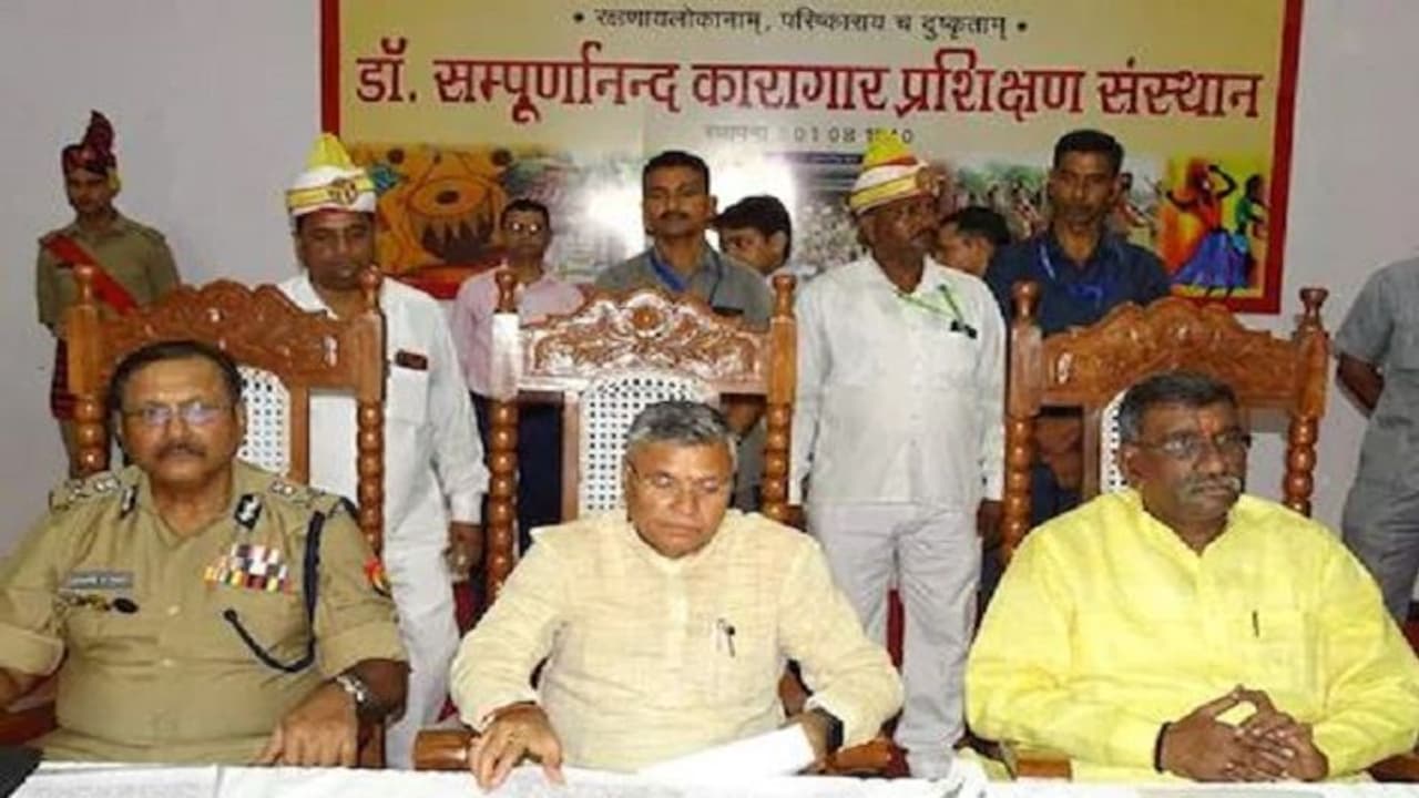 'अभी कार्यक्रम नहीं हुआ समाप्त' कहकर मंच पर भिड़ गए योगी के दो मंत्री, बिना भोजन किए ही चले गए सुरेश राही 'अभी कार्यक्रम नहीं हुआ समाप्त' कहकर मंच पर भिड़ गए योगी के दो मंत्री, बिना भोजन किए ही चले गए सुरेश राही