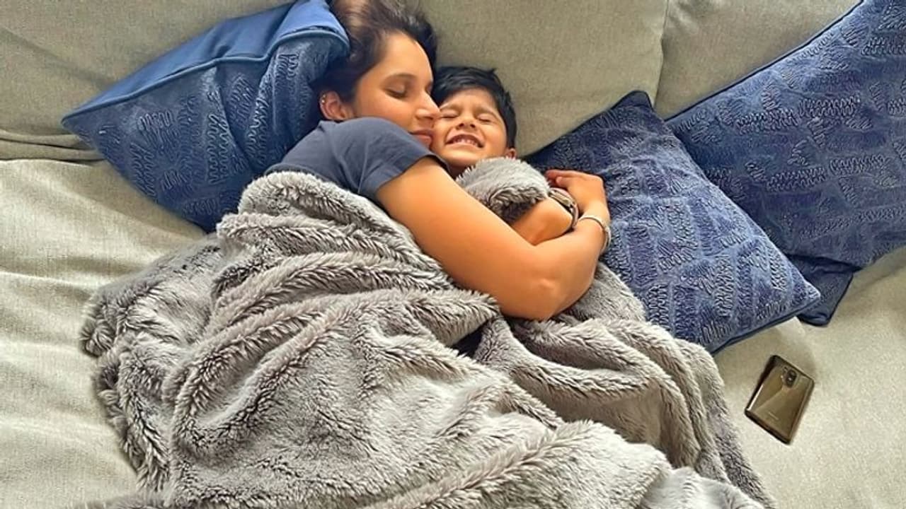 सानिया मिर्जा ने इज़हान के संग शेयर की प्यारी तस्वीर, लिखा 'वर्किंग मदर के लिए बेटे से दूर रहना बड़ा चैलेंज' सानिया मिर्जा ने इज़हान के संग शेयर की प्यारी तस्वीर, लिखा 'वर्किंग मदर के लिए बेटे से दूर रहना बड़ा चैलेंज'