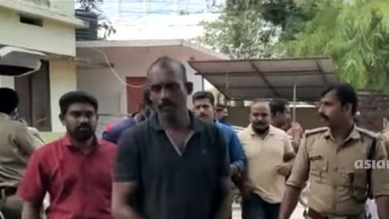 വീട് കുത്തി തുറന്ന് മോഷണം; യൂത്ത് കോണ്ഗ്രസ് മുന് നേതാവും കുപ്രസിദ്ധ മോഷ്ടാവും പിടിയില് വീട് കുത്തി തുറന്ന് മോഷണം; യൂത്ത് കോണ്ഗ്രസ് മുന് നേതാവും കുപ്രസിദ്ധ മോഷ്ടാവും പിടിയില്