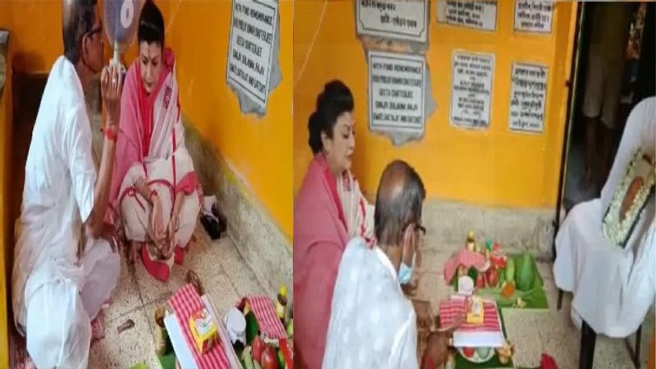 প্রবল জ্বর গায়েই তরুণ মজুমদারের শেষকৃত্য সম্পন্ন করলেন মানসকন্যা দেবশ্রী প্রবল জ্বর গায়েই তরুণ মজুমদারের শেষকৃত্য সম্পন্ন করলেন মানসকন্যা দেবশ্রী