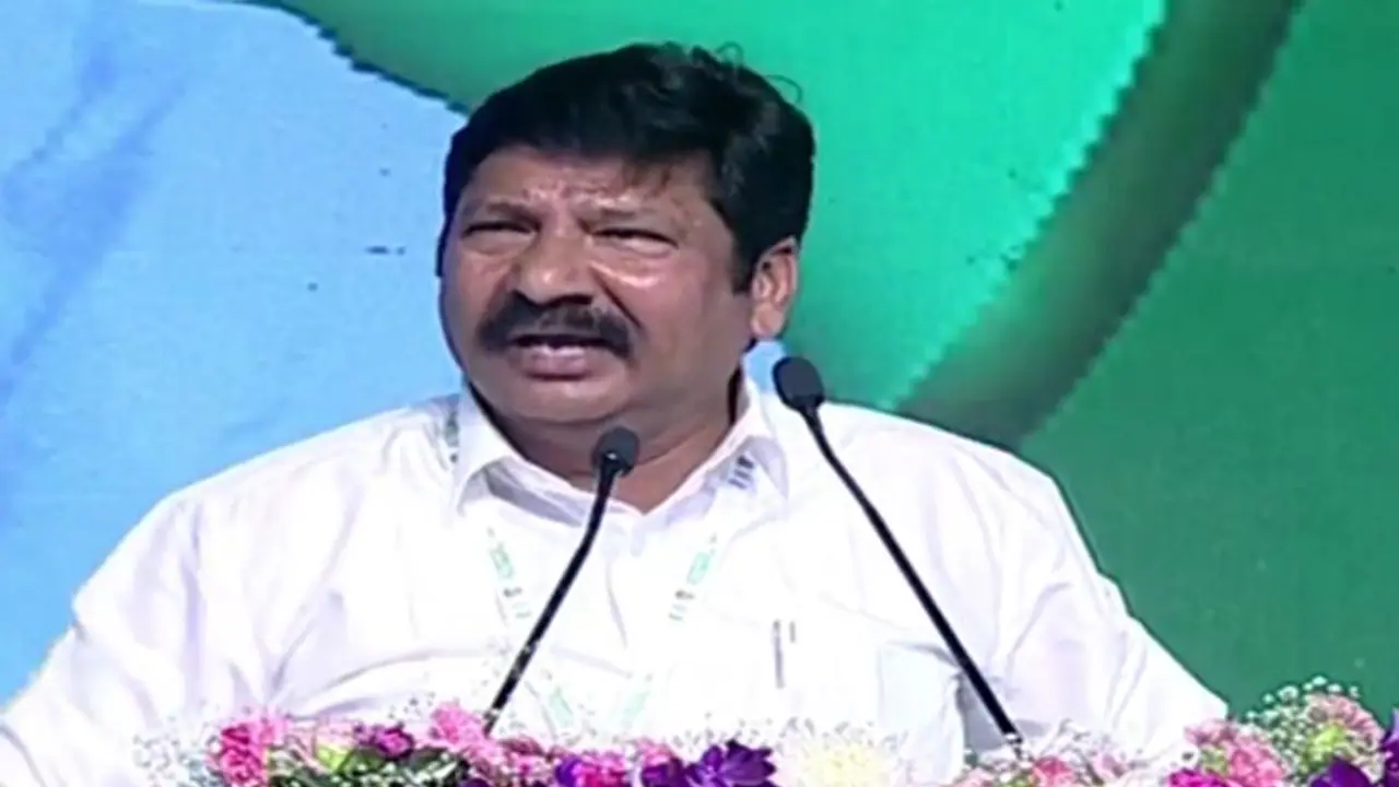 పవన్ ఒక పిచ్చి కుక్క.. పెళ్లాలను మార్చినట్టుగా పార్టీలను మారుస్తున్నాడు: జోగి రమేష్ తీవ్ర వ్యాఖ్యలు