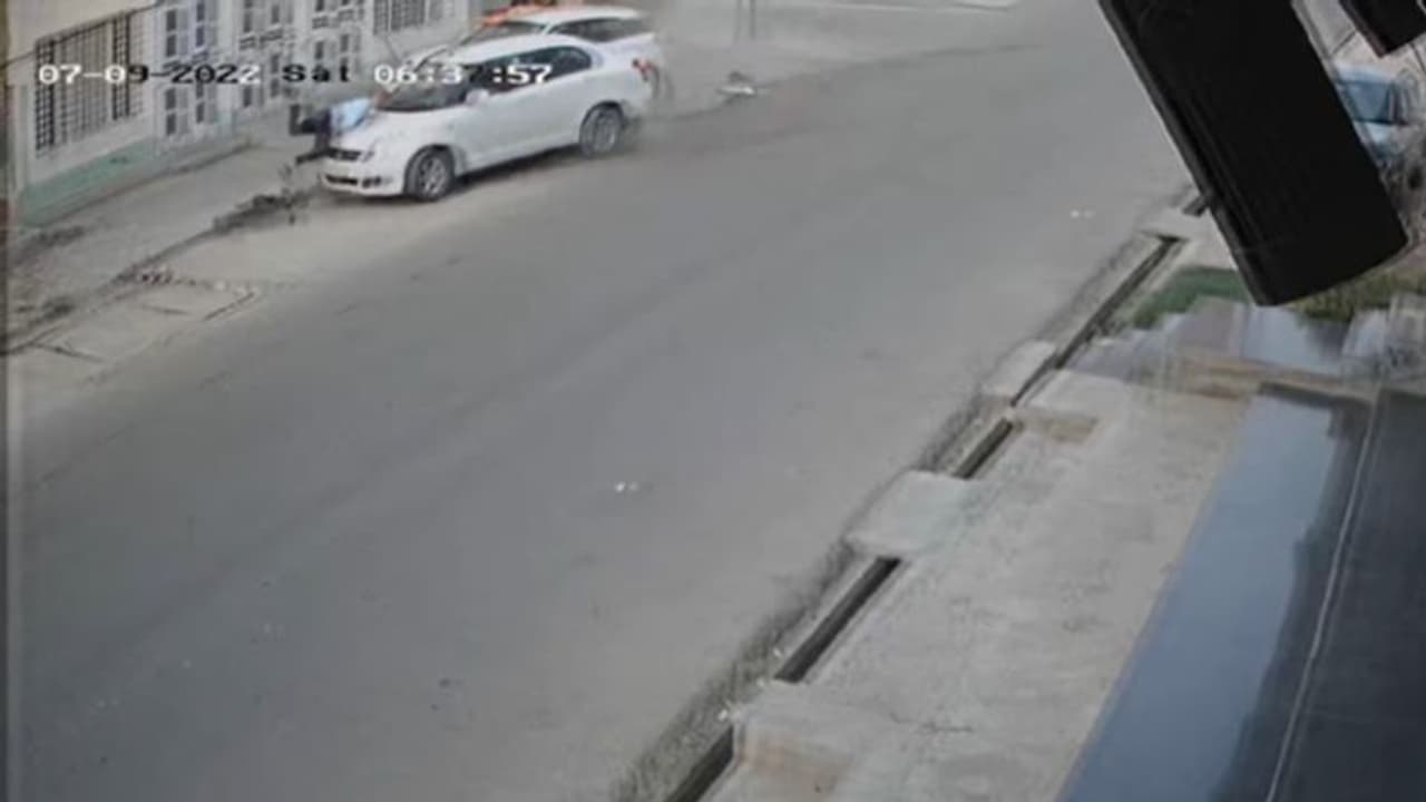 गंगानगर से सामने आया खतरनाक वीडियो, देखिए कैसे पूर्व मंत्री राधेश्याम के घर के बाहर युवक की हो गई दर्दनाक मौत गंगानगर से सामने आया खतरनाक वीडियो, देखिए कैसे पूर्व मंत्री राधेश्याम के घर के बाहर युवक की हो गई दर्दनाक मौत