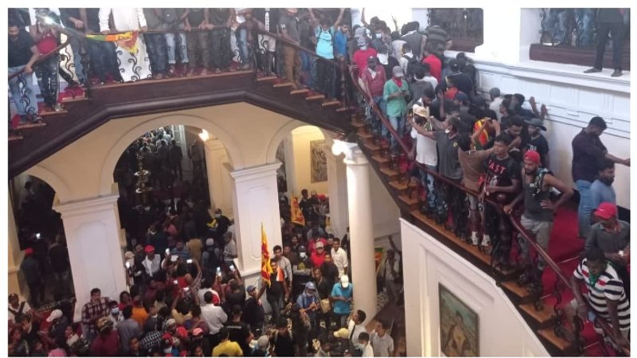 ലങ്കയില് പ്രസിഡന്റിന്റെ കൊട്ടാരം ജനം കയ്യടക്കി; ഒളിച്ചോടി ഗോത്തബയ രജപക്സെ, പ്രതിസന്ധി ലങ്കയില് പ്രസിഡന്റിന്റെ കൊട്ടാരം ജനം കയ്യടക്കി; ഒളിച്ചോടി ഗോത്തബയ രജപക്സെ, പ്രതിസന്ധി