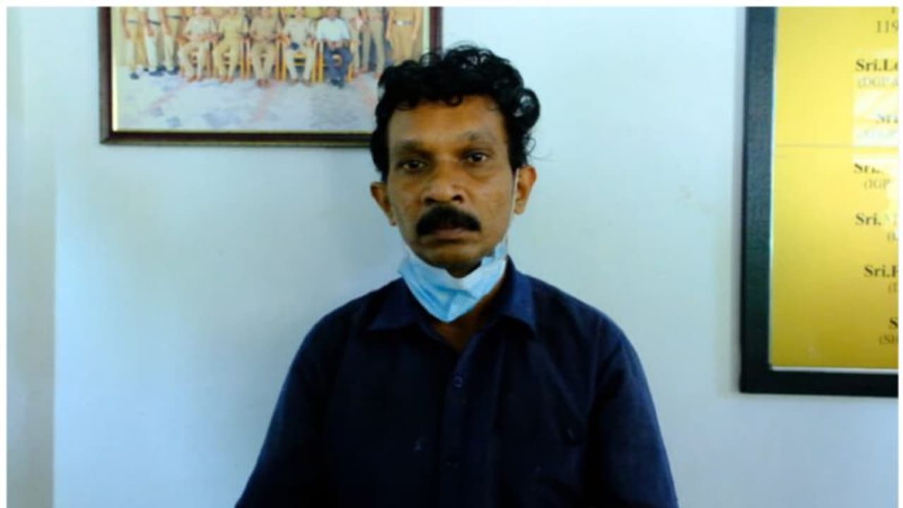 റിപ്പർ സുരേന്ദ്രൻ പാലക്കാട് പിടിയിൽ; നാട്ടുകാർ പിടികൂടിയത് കവർച്ചാ ശ്രമത്തിനിടെ റിപ്പർ സുരേന്ദ്രൻ പാലക്കാട് പിടിയിൽ; നാട്ടുകാർ പിടികൂടിയത് കവർച്ചാ ശ്രമത്തിനിടെ