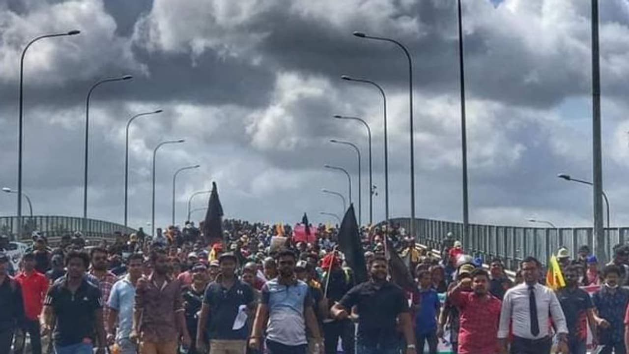 Sir Lanka: இலங்கை அதிபர் கோத்தபய ராஜபக்சே தப்பி ஓட்டம்; அதிபர் கொடி அகற்றம்!!