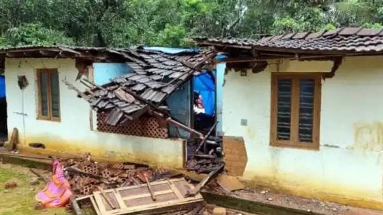 ಹುಬ್ಬಳ್ಳಿಯಲ್ಲಿ ಮುಂದುವರಿದ ಮಳೆ: ಕುಸಿಯುತ್ತಿವೆ ಮನೆ