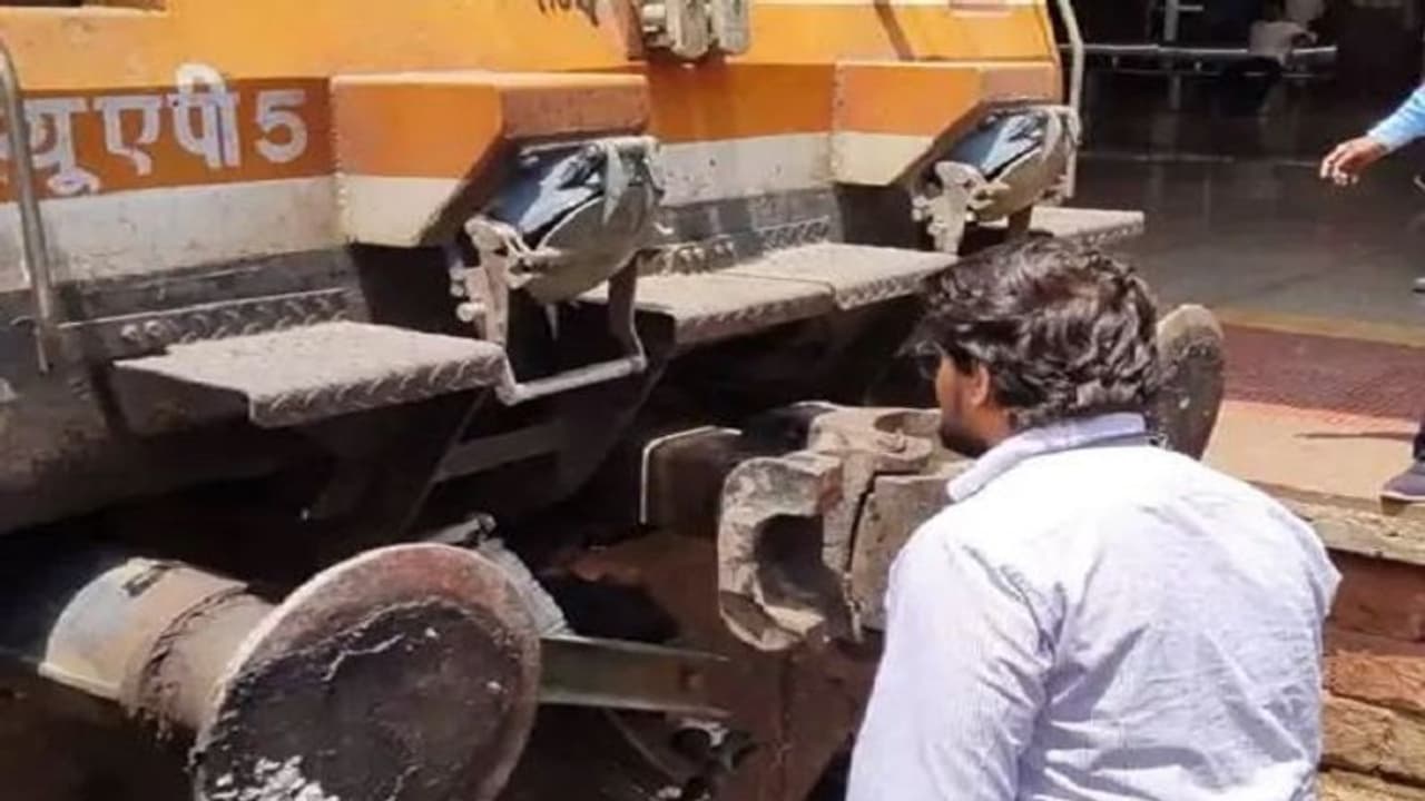 गतिमान एक्सप्रेस से झांसी पहुंचा आदमी का कटा सिर और धड़ का पता नहीं, हत्या और आत्महत्या में उलझी गुत्थी गतिमान एक्सप्रेस से झांसी पहुंचा आदमी का कटा सिर और धड़ का पता नहीं, हत्या और आत्महत्या में उलझी गुत्थी