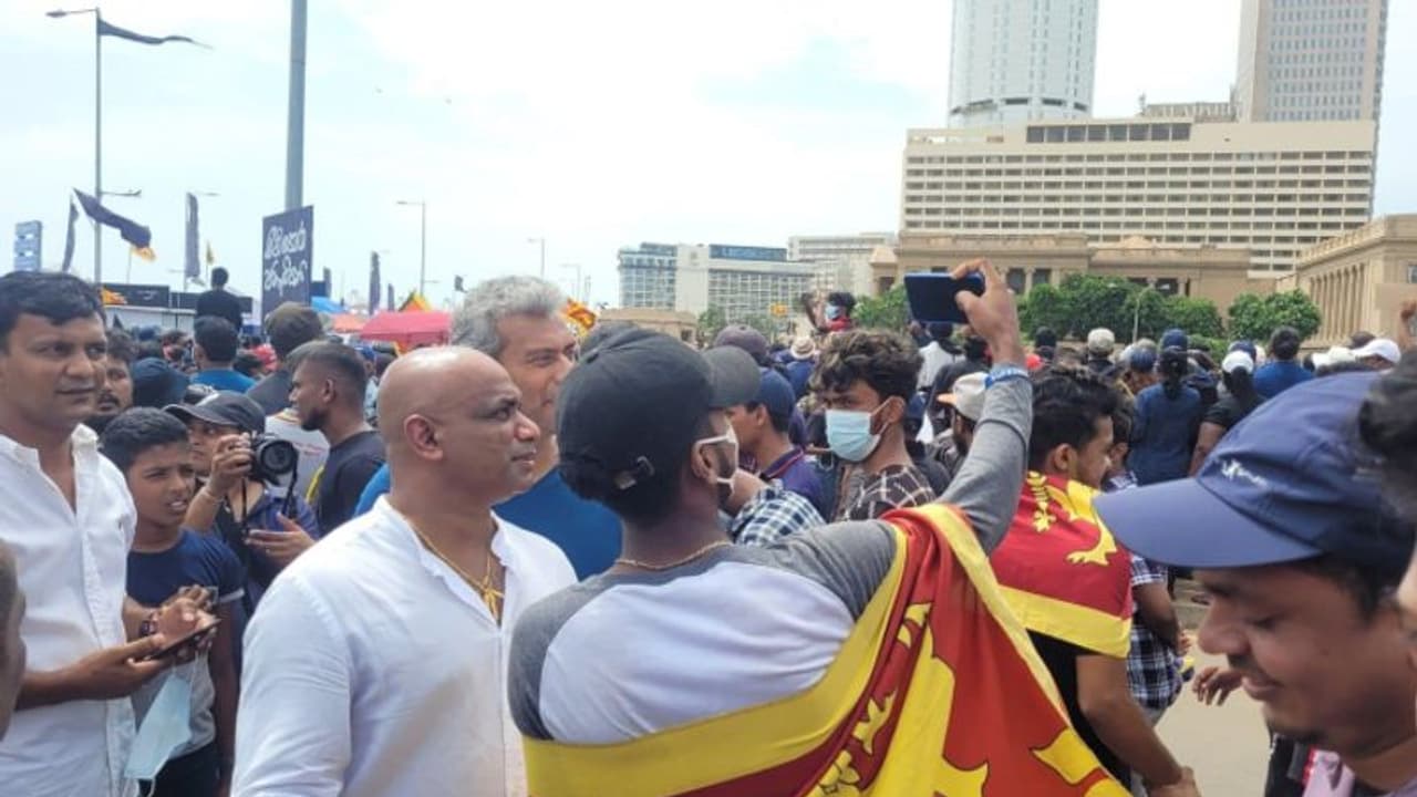 'ഞാന്‍ ജനങ്ങള്‍ക്കൊപ്പം'; ശ്രീലങ്കയില്‍ പ്രക്ഷോഭകാരികള്‍ക്ക് പിന്തുണയുമായി ക്രിക്കറ്റ് ഇതിഹാസം സനത് ജയസൂര്യയും