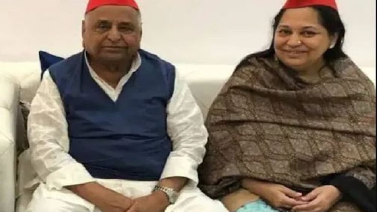 मुलायम सिंह यादव की पत्नी साधना गुप्ता का निधन, सांस लेने में दिक्कत के बाद गुरुग्राम के मेदांता में थी भर्ती मुलायम सिंह यादव की पत्नी साधना गुप्ता का निधन, सांस लेने में दिक्कत के बाद गुरुग्राम के मेदांता में थी भर्ती