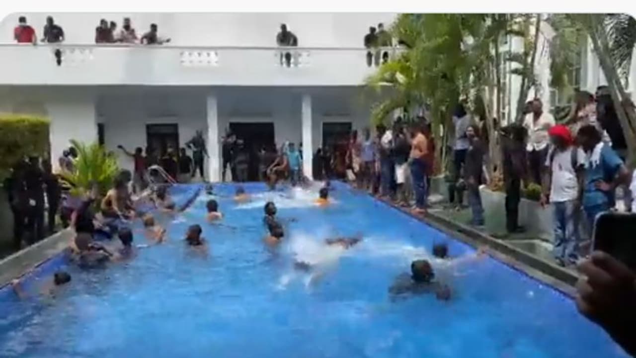 Sri Lanka: സ്വിമ്മിംഗ് പൂളില് നീന്തിത്തുടിച്ച് ജനങ്ങള്; ലങ്കന് പ്രസിഡന്റിന്റെ കൊട്ടാരത്തിലെ ദൃശ്യങ്ങള്! Sri Lanka: സ്വിമ്മിംഗ് പൂളില് നീന്തിത്തുടിച്ച് ജനങ്ങള്; ലങ്കന് പ്രസിഡന്റിന്റെ കൊട്ടാരത്തിലെ ദൃശ്യങ്ങള്!