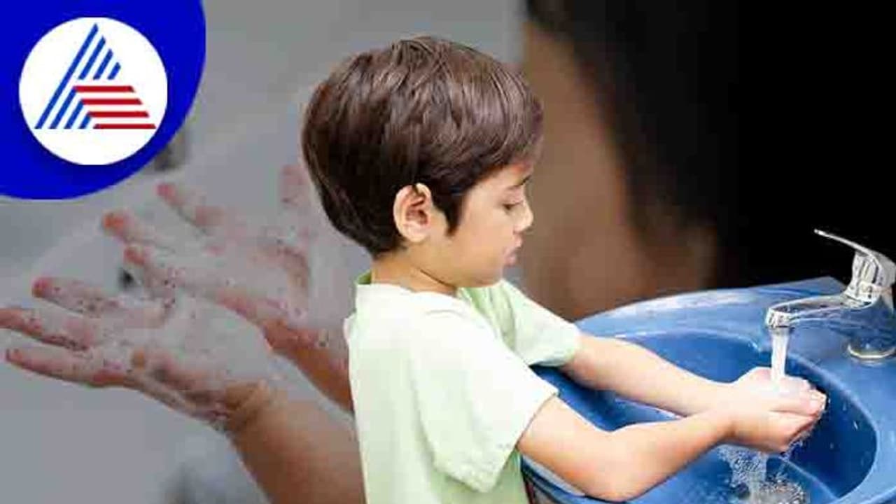 Clean Hand: ತರಾತುರಿಯಲ್ಲಿ ಕೈ ತೊಳೆಯೋವಾಗ ಮಕ್ಕಳು ಮಾಡ್ತಾರೆ ಈ ತಪ್ಪು Clean Hand: ತರಾತುರಿಯಲ್ಲಿ ಕೈ ತೊಳೆಯೋವಾಗ ಮಕ್ಕಳು ಮಾಡ್ತಾರೆ ಈ ತಪ್ಪು