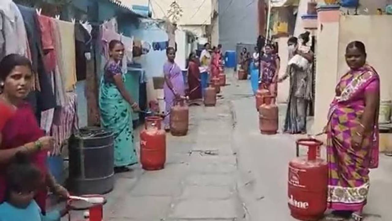 நீங்கள் வாங்கும் சிலிண்டரின் காலாவதியாகும் காலத்தை கண்டறிவது எப்படி..!! இதோ டிப்ஸ்..!! நீங்கள் வாங்கும் சிலிண்டரின் காலாவதியாகும் காலத்தை கண்டறிவது எப்படி..!! இதோ டிப்ஸ்..!!