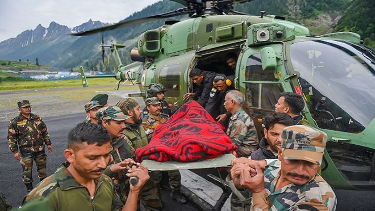 সারা রাত ধরে অমরনাথে ৪০ যাত্রীর খোঁজে তল্লাশি, স্থগিত যাত্রা সারা রাত ধরে অমরনাথে ৪০ যাত্রীর খোঁজে তল্লাশি, স্থগিত যাত্রা