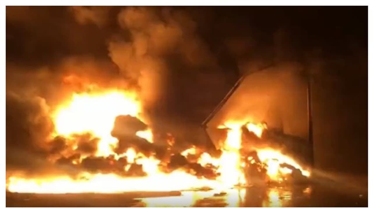 കുവൈത്തില് വെയര്ഹൗസില് തീപിടിത്തം കുവൈത്തില് വെയര്ഹൗസില് തീപിടിത്തം