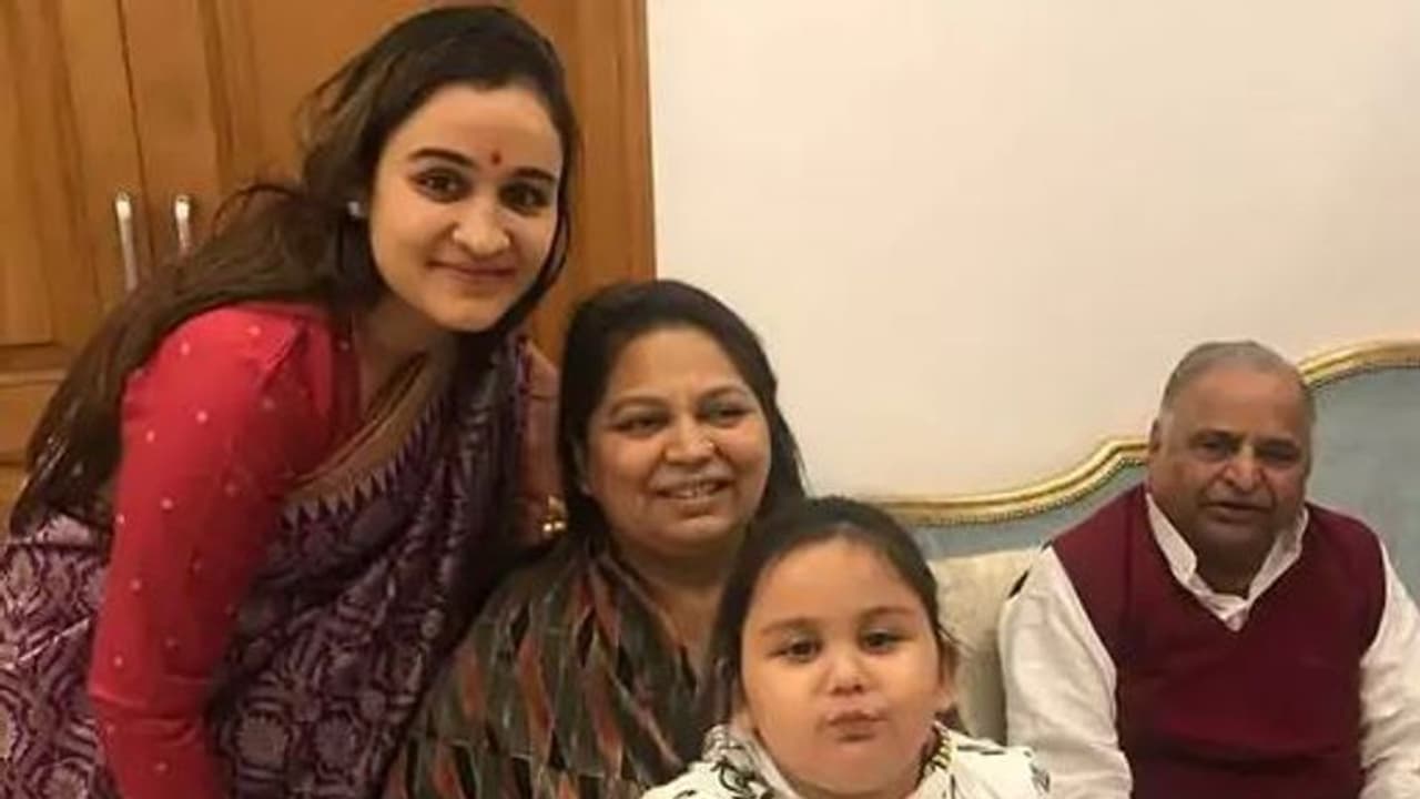 लखनऊ पहुंचा मुलायम सिंह यादव की पत्नी साधना गुप्ता का पार्थिव शरीर, पिपराघाट में होगा अंतिम संस्कार लखनऊ पहुंचा मुलायम सिंह यादव की पत्नी साधना गुप्ता का पार्थिव शरीर, पिपराघाट में होगा अंतिम संस्कार