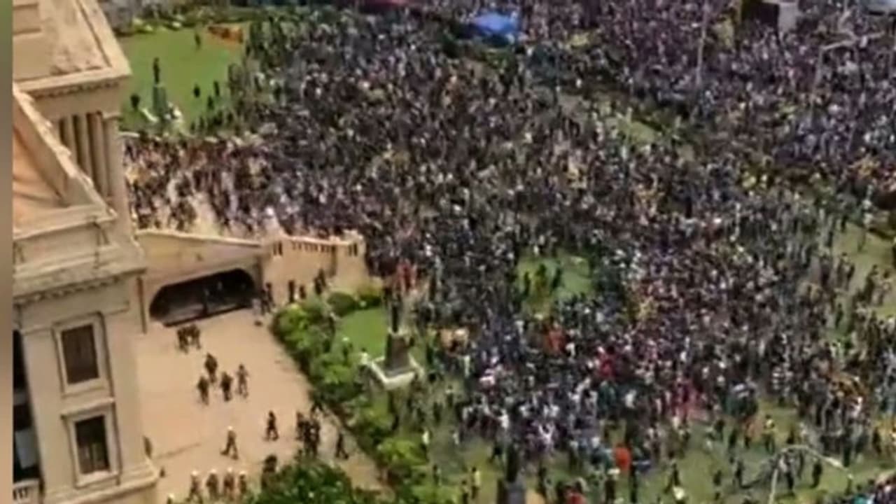 ശ്രീലങ്കയിൽ കലാപം; പ്രസിഡന്റിന്റെ വസതി പ്രക്ഷോഭകാരികൾ പിടിച്ചെടുത്തു, ഗോത്തബായ രജപക്സെ രാജ്യം വിട്ടതായി സൂചന