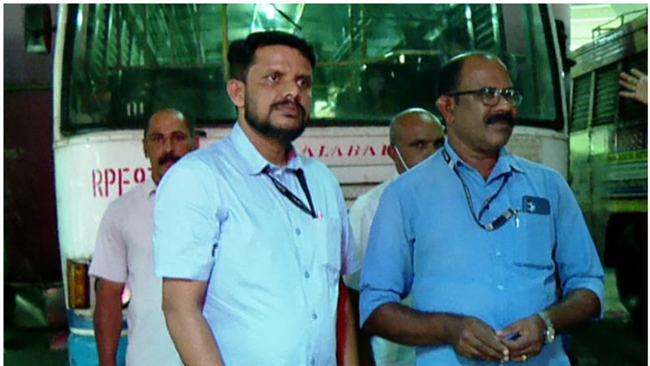 ജീവൻ രക്ഷിക്കണം, ഹെഡ്ലൈറ്റിട്ട് ആശുപത്രിയിലേക്ക് പാഞ്ഞ് ആനവണ്ടി; കൈയ്യടി വാങ്ങി രമേശും പ്രദീപും, യാത്രക്കാരും ജീവൻ രക്ഷിക്കണം, ഹെഡ്ലൈറ്റിട്ട് ആശുപത്രിയിലേക്ക് പാഞ്ഞ് ആനവണ്ടി; കൈയ്യടി വാങ്ങി രമേശും പ്രദീപും, യാത്രക്കാരും