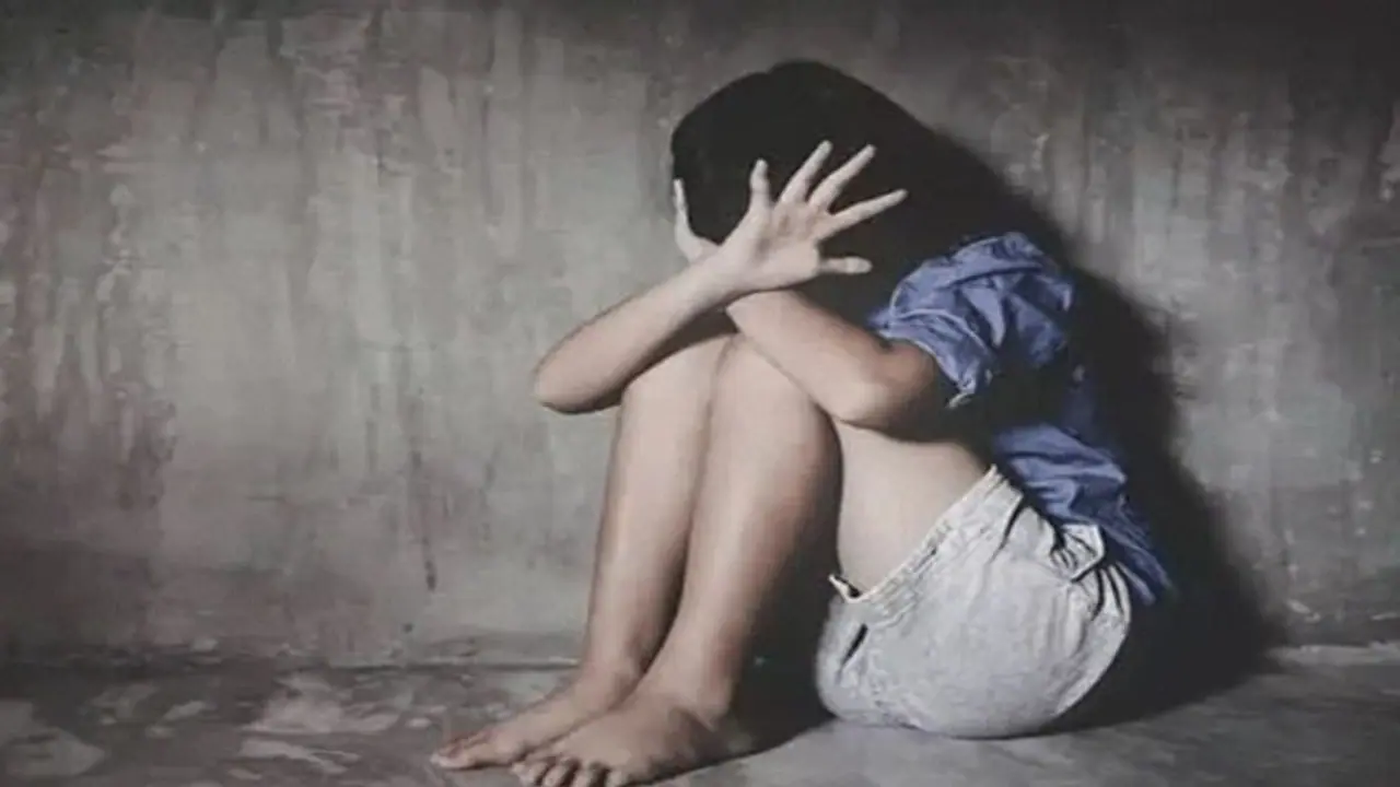 राजस्थान में हैवानियत की इंतेहा...पत्नी की मौत के बाद 14 साल की बेटी से रोज रेप करता पिता, वो गिड़गिड़ाती रहती राजस्थान में हैवानियत की इंतेहा...पत्नी की मौत के बाद 14 साल की बेटी से रोज रेप करता पिता, वो गिड़गिड़ाती रहती