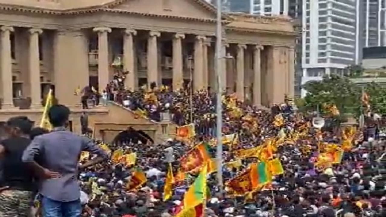 राष्ट्रपति भवन के बाहर प्रदर्शन का वीडियो पोस्ट कर श्रीलंका के क्रिकेटर ने कहा यह हमारे भविष्य के लिए है