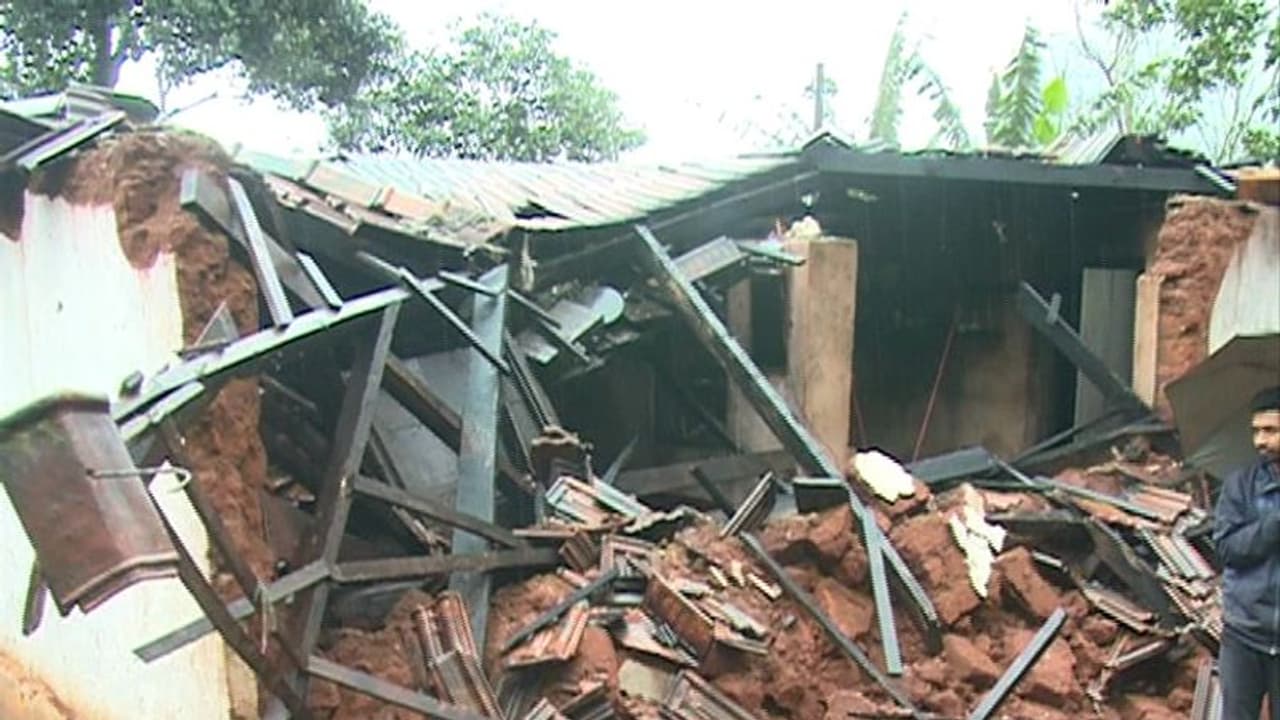 ಕಾಫಿನಾಡು ಚಿಕ್ಕಮಗಳೂರಿನಲ್ಲಿ ಮುಂದುವರಿದ ಮಳೆ ಅಬ್ಬರ: ನೆಲಕಚ್ಚಿದ ಮನೆ, ವಿದ್ಯುತ್ ಕಂಬ, ಮರ