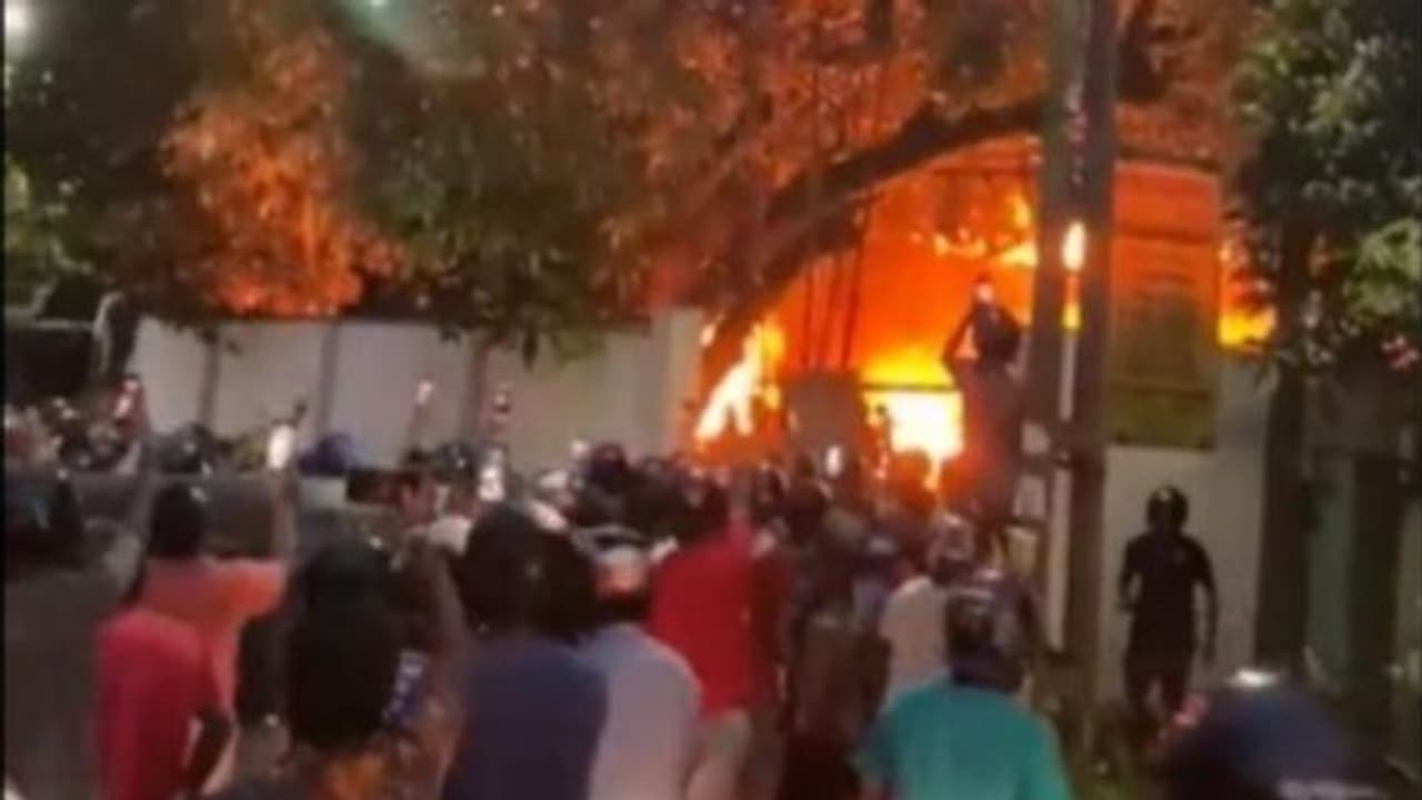 Sri Lanka Crisis : శ్రీలంకలో అదుపు తప్పిన పరిస్థితి.. ప్రధాని నివాసానికి నిప్పంటించిన నిరసనకారులు Sri Lanka Crisis : శ్రీలంకలో అదుపు తప్పిన పరిస్థితి.. ప్రధాని నివాసానికి నిప్పంటించిన నిరసనకారులు