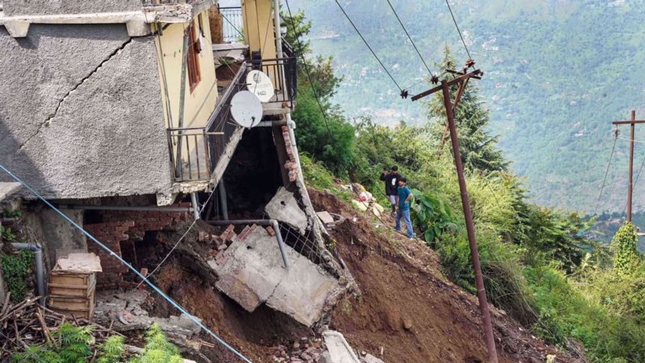 ఇండోర్ స్టేడియం స్లాబ్ కూలి ముగ్గురు మృతి ఇండోర్ స్టేడియం స్లాబ్ కూలి ముగ్గురు మృతి