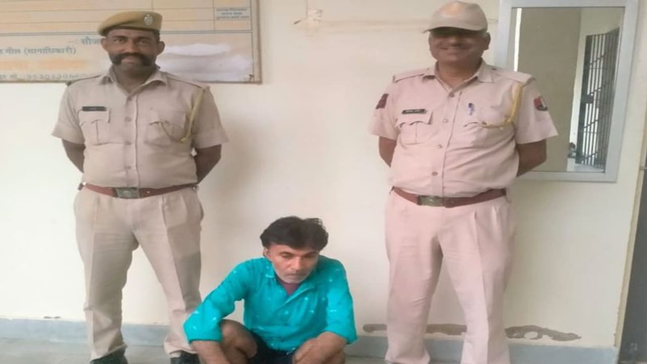 सीकर में तांत्रिक का गंदा खेल: 2 लड़कियों के साथ की रेप की कोशिश, मां को होश आया तो सिखाया सबक सीकर में तांत्रिक का गंदा खेल: 2 लड़कियों के साथ की रेप की कोशिश, मां को होश आया तो सिखाया सबक