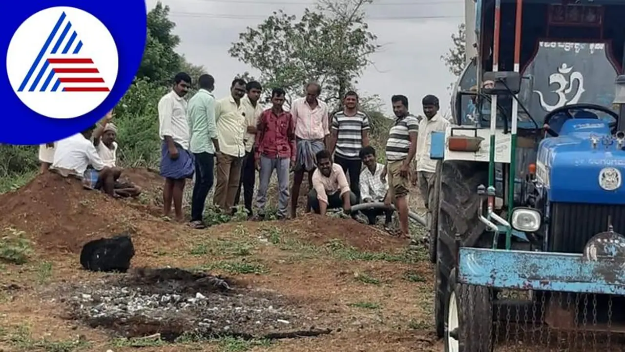 Vijayapura: ಮಳೆಗಾಗಿ ಗೋರಿಯಲ್ಲಿರೋ ಶವದ ಬಾಯಿಗೆ ನೀರು ಹಾಕಿದ ಗ್ರಾಮಸ್ಥರು! Vijayapura: ಮಳೆಗಾಗಿ ಗೋರಿಯಲ್ಲಿರೋ ಶವದ ಬಾಯಿಗೆ ನೀರು ಹಾಕಿದ ಗ್ರಾಮಸ್ಥರು!