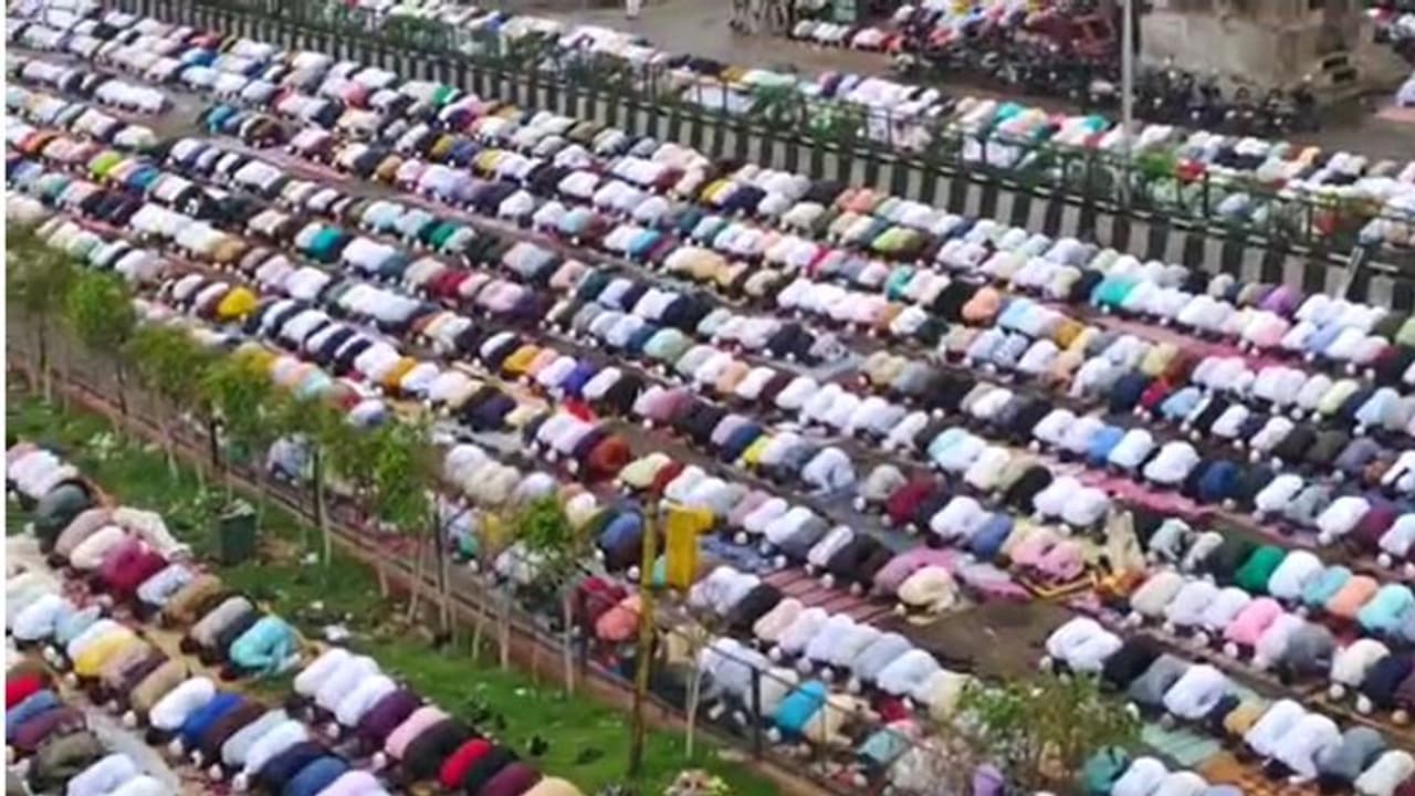 राजस्थान में दो साल के बाद खुशियों की ईद.... सड़कों पर इबादत में इतने सिर झुके कि कैमरे के लेंस कम पड़ गए