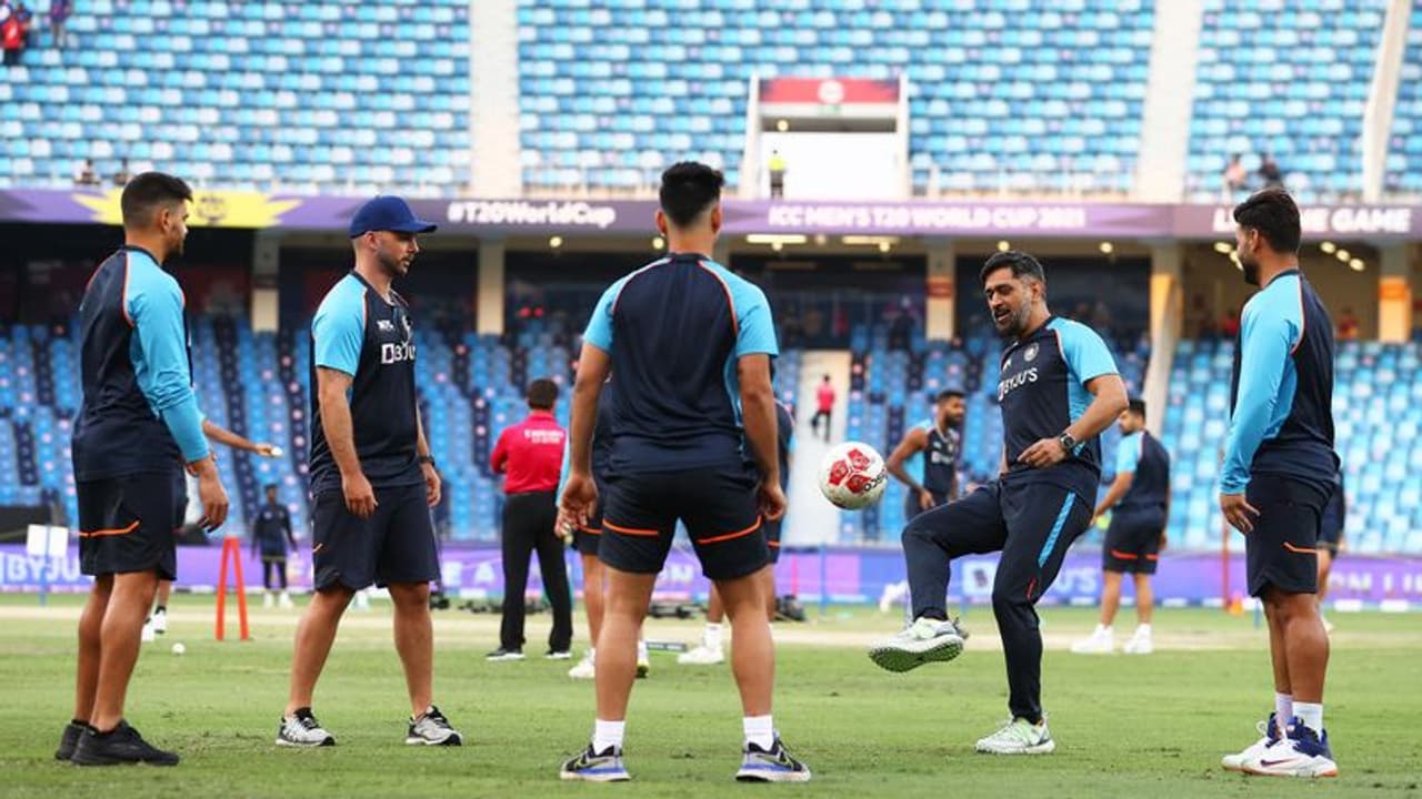 ഐസിസി ട്രോഫികള് കിട്ടാക്കനി! എം എസ് ധോണിയെ തിരിച്ചെത്തിക്കാന് ബിസിസിഐ; ദ്രാവിഡ് പുറത്തേക്ക്? ഐസിസി ട്രോഫികള് കിട്ടാക്കനി! എം എസ് ധോണിയെ തിരിച്ചെത്തിക്കാന് ബിസിസിഐ; ദ്രാവിഡ് പുറത്തേക്ക്?