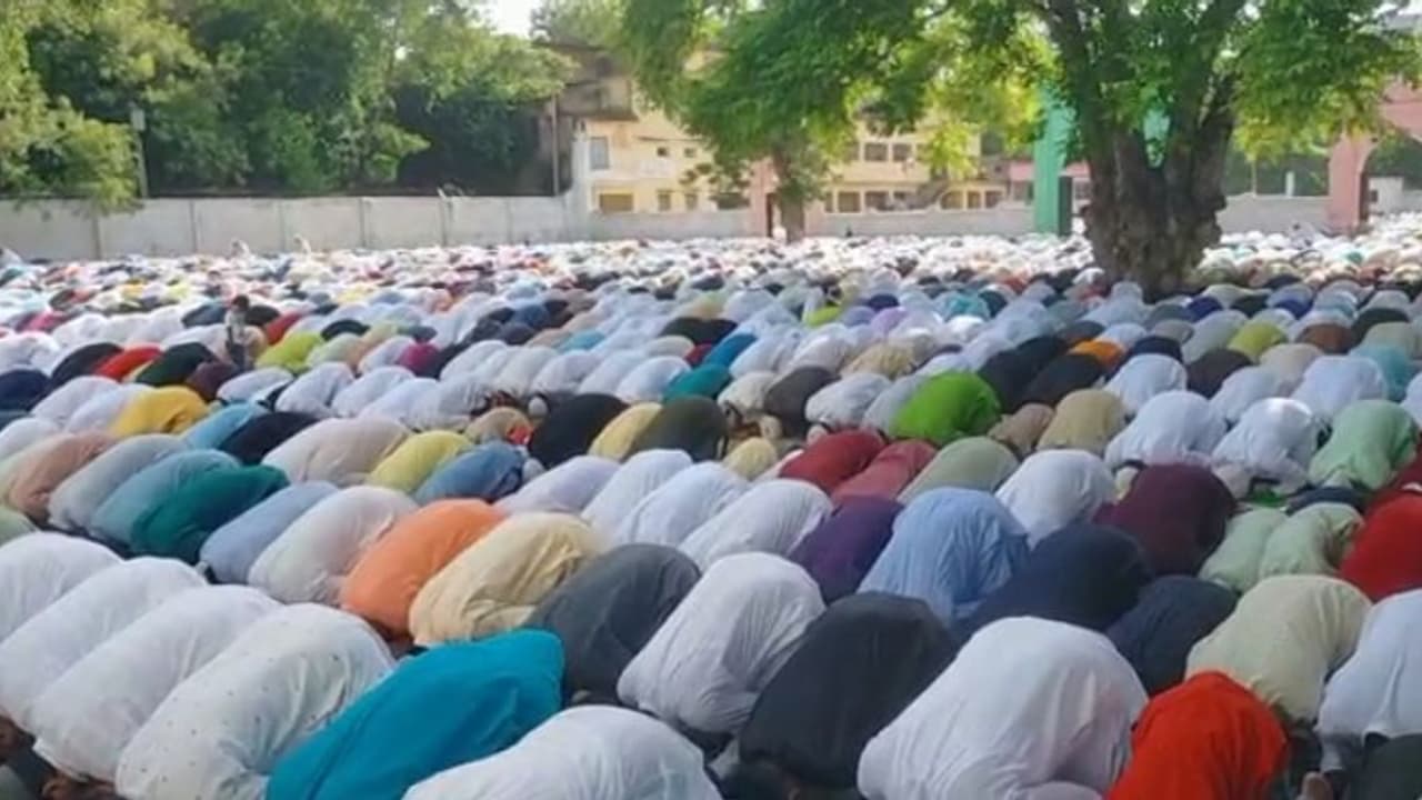 ఇంట్లో కొందరు కలిసి నమాజ్ చేశారు.. 26 మందిపై కేసు.. అరెస్టు చేయడానికి గాలింపులు.. ఎక్కడంటే? ఇంట్లో కొందరు కలిసి నమాజ్ చేశారు.. 26 మందిపై కేసు.. అరెస్టు చేయడానికి గాలింపులు.. ఎక్కడంటే?