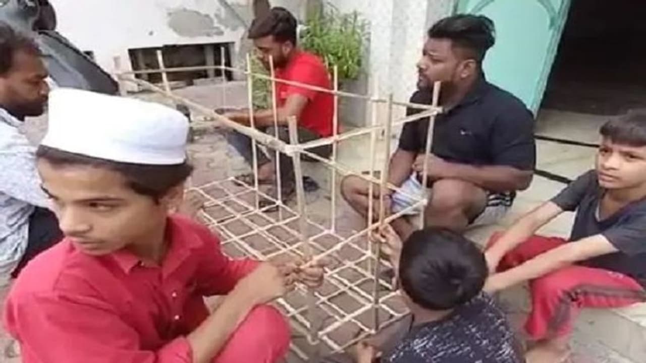 मेरठ में तैयार हो रही 'बुलडोजर कांवड़', हिंदू मुस्लिम मिलकर इस तरह से बना रहे हैं खास मेरठ में तैयार हो रही 'बुलडोजर कांवड़', हिंदू मुस्लिम मिलकर इस तरह से बना रहे हैं खास