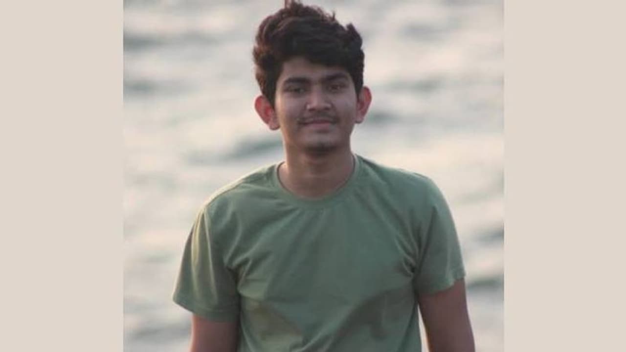 സംയുക്ത ഈദ് ഗാഹിനിടെ വിദ്യാർത്ഥി കുഴഞ്ഞുവീണ് മരിച്ചു സംയുക്ത ഈദ് ഗാഹിനിടെ വിദ്യാർത്ഥി കുഴഞ്ഞുവീണ് മരിച്ചു