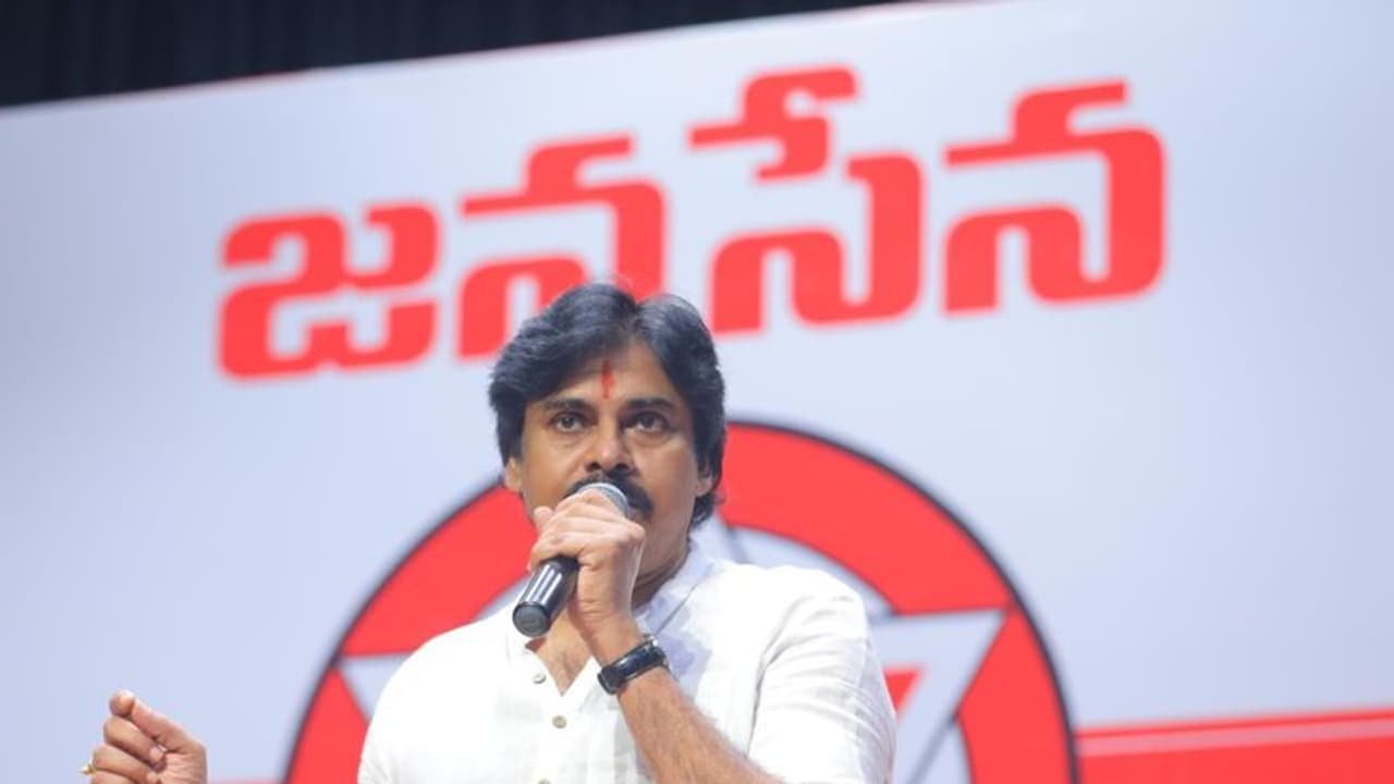 అభ్యర్థులకు బీ ఫామ్స్ ఇచ్చిన జనసేనాని.. బరిలో నిలిచిన వారు వీరే..