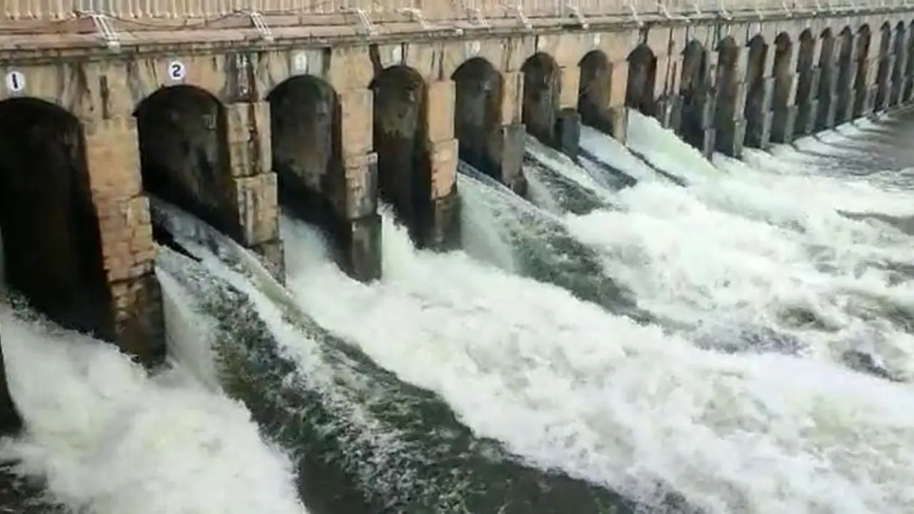 ಡ್ಯಾಮ್ನಿಂದ ಹೊರಬಿಟ್ಟ ನೀರಿನಿಂದ ನೆರೆ ಆತಂಕ: 7 ಜಿಲ್ಲೆಗಳಲ್ಲಿ ಭಾರೀ ಮಳೆ ಡ್ಯಾಮ್ನಿಂದ ಹೊರಬಿಟ್ಟ ನೀರಿನಿಂದ ನೆರೆ ಆತಂಕ: 7 ಜಿಲ್ಲೆಗಳಲ್ಲಿ ಭಾರೀ ಮಳೆ